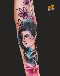 tatuaje-chica-retrato-flores-color-logia-barcelona-damsceno 